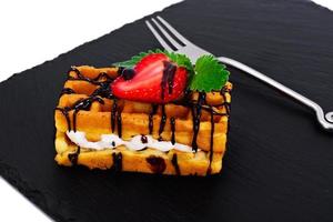 Viena, waffles belgas com morango e hortelã foto