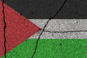 Palestina bandeira em rachado concreto muro. a conceito do crise, guerra, conflito, terrorismo ou de outros problemas dentro a país. foto