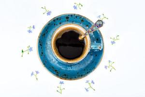 café em uma xícara retro azul com flores foto