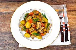 marmelo guisado com batatas, cenouras, cebolas e carne foto