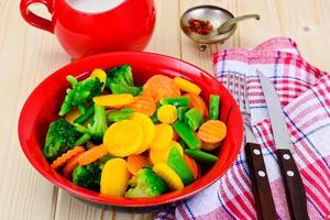 legumes cozidos no vapor, batatas, cenouras, couve-flor, brócolis foto