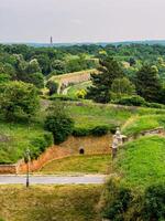 parque com verde colinas e histórico arquitetura às a petrovaradin fortaleza foto