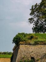 parque com verde colinas e histórico arquitetura às a petrovaradin fortaleza foto