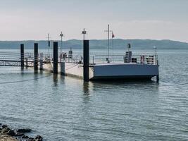 lindo banco do a Danúbio rio em uma ensolarado verão dia dentro golubac, Sérvia foto