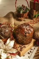 panetone de chocolate na mesa de madeira com enfeites de natal foto