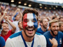 feliz francês Esportes apoiante torcendo. pintado face masculino apoiante torcendo com a coroa dentro a estádio dentro a fundo. foto