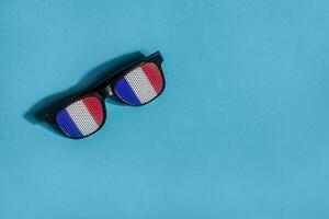 oculos de sol dentro a cores do a francês bandeira foto