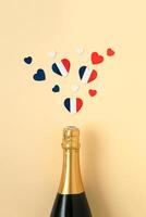 corações e francês champanhe garrafa foto