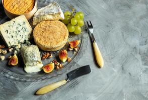 sortimento do francês queijo com frutas e nozes foto