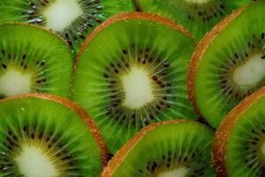 uma fechar acima do uma kiwi fruta foto