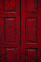 uma vermelho porta com grafite em isto foto