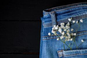 flores dentro jeans bolso foto
