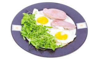 ovos fritos, salsichas, salada verde fresca, pequeno-almoço. foto