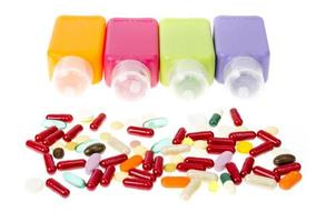 garrafas plásticas multicoloridas, recipientes com comprimidos e cápsulas isoladas no fundo branco. foto