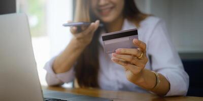 para a emitir, uma mulher é Falando com uma crédito cartão contato Centro. foto