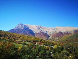 o vettore da montanha no outono no parque Sibillini foto