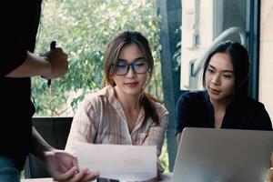 o negócio equipe encontro para debate e discutir para auditar finança planejamento vendas. financeiro orientador trabalho em equipe e contabilidade conceito foto