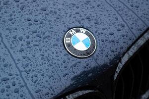 Kyiv, Ucrânia - abril, 2024. emblema do BMW Eu dentro azul afiação em de capuz do elétrico carro fechar acima foto