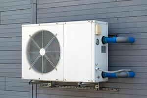 condensação unidade do ar condicionamento sistemas. condensação unidade instalado em a cinzento muro. foto