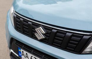 Kyiv, Ucrânia. abril 2024. fechar-se Visão do logotipo do Suzuki carta s em uma Novo azul carro radiador grade foto