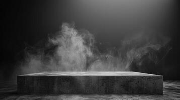 cinzento texturizado concreto plataforma, pódio ou mesa com fumaça dentro a escuro. foto