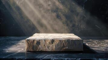 pedra pódio para embalagem e Cosmético apresentação em Preto fundo, quadrado. com luz solar. foto