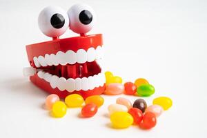 doce Comida e doce isto causa dente decair e raiz inflamação. foto