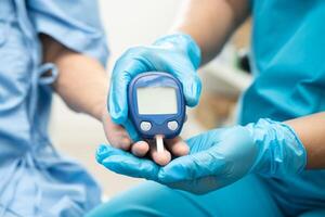 médico Verifica diabetes a partir de dedo sangue açúcar nível com dedo lanceta. foto