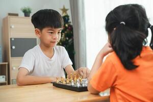 dois crianças jogando uma jogos do xadrez. 1 é vestindo uma branco camisa e a de outros é vestindo a laranja camisa foto