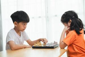 dois crianças jogando uma jogos do xadrez. 1 é vestindo uma branco camisa e a de outros é vestindo a laranja camisa foto