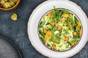 salada a partir de selvagem plantas e physalis. foto