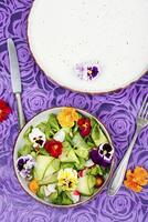 Vitamina legumes salada com flores foto