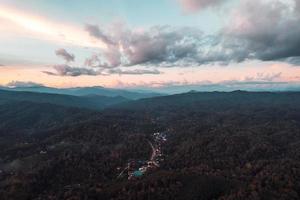 montanhas e céu noturno em vila rural foto