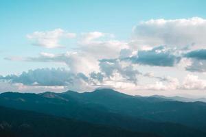 vista panorâmica das montanhas contra o céu durante o pôr do sol foto