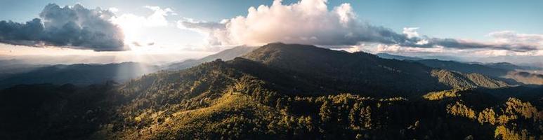 vista panorâmica das montanhas contra o céu durante o pôr do sol foto