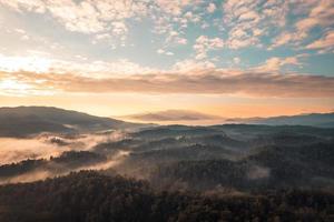 voando acima das nuvens nascer do sol e nevoeiro foto