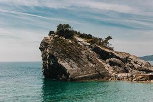 surpreendente Visão do a adriático mar perto budva, Montenegro. viagem destino dentro Montenegro. foto