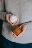 fêmea mãos com fio bolas para tricô. foto