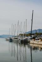 surpreendente Visão do iate marina porto Montenegro dentro tivat, Montenegro. lindo ensolarado dia. foto