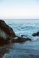 surpreendente Visão do a adriático mar e pedras em a de praia. viagem destino dentro Montenegro. foto