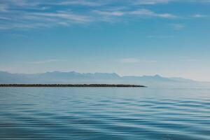 surpreendente Visão do skadar lago e lindo montanhas em uma ensolarado manhã. viagem destino dentro Montenegro. foto