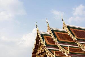 cobertura do tailandês têmpora com azul céu e nuvem foto