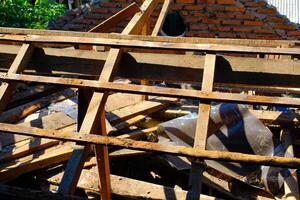 industrial fotografia. construção funciona. foto do desmantelamento a cobertura do uma casa. desmantelamento a cobertura do uma casa para instalar uma Novo teto. Bandung - Indonésia, Ásia
