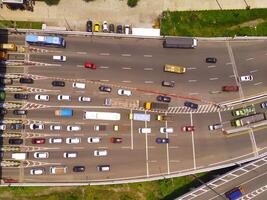 pássaro olho Visão do veículo fila às a purbaleunyi Pedágio portão, vencimento para a surto dentro Viajantes durante a feriado temporada, bandung, oeste Java Indonésia, Ásia. transporte indústria. topo visualizar. aéreo tiro foto