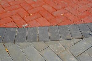 fundo fotografia. texturizado fundos. detalhe do estrada textura com pavimentação blocos. quadrado pavimentação blocos pintado dentro cinzento e vermelho. bandung, Indonésia foto
