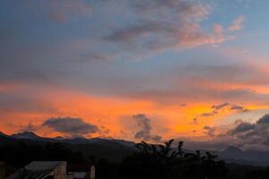 aéreo fotografia. pôr do sol Visão a partir de a telhado. dourado luz brilhando dentro a atrasado tarde, aéreo visualizar. tiro a partir de uma zangão vôo 200 metros Alto foto