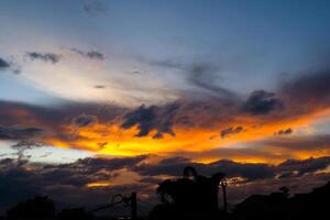 aéreo fotografia. pôr do sol Visão a partir de a telhado. dourado luz brilhando dentro a atrasado tarde, aéreo visualizar. tiro a partir de uma zangão vôo 200 metros Alto foto