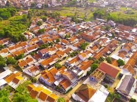 aéreo do casas dentro Bandung subúrbios. a aéreo Visão ocupado a partir de uma zangão do uma ampla habitação Estado dentro bandung, Indonésia. muitos semelhante casas dentro uma denso desenvolvimento. foto