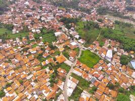 aéreo Visão do altamente populosa área dentro Bandung cidade, capital do oeste Java província, Indonésia. 1 do a a maioria densamente populosa residencial distritos dentro Ásia.shot a partir de uma zangão vôo 200 metros Alto foto