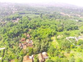 pássaro olho Visão do tropical floresta em a Beira do a cidade, floresta este funções Como uma água captação dentro a cidade do bandung, oeste Java Indonésia, Ásia. natural panorama. topo visualizar. aéreo tiro foto